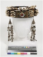 藏品(魯凱族女子綴珠獸牙頭飾)的圖片